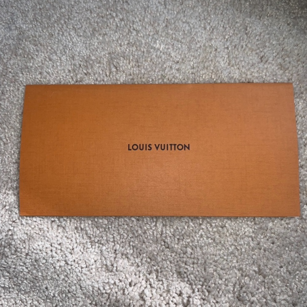 Louis Vuitton - Picture 2 of 3